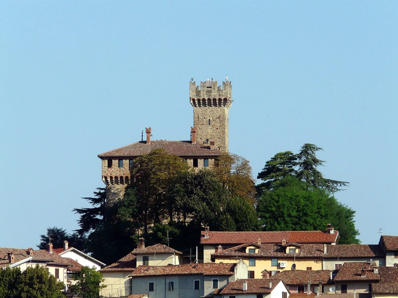 Il castello di Trisobbio con la sua alta torre merlata che domina i tetti del paese